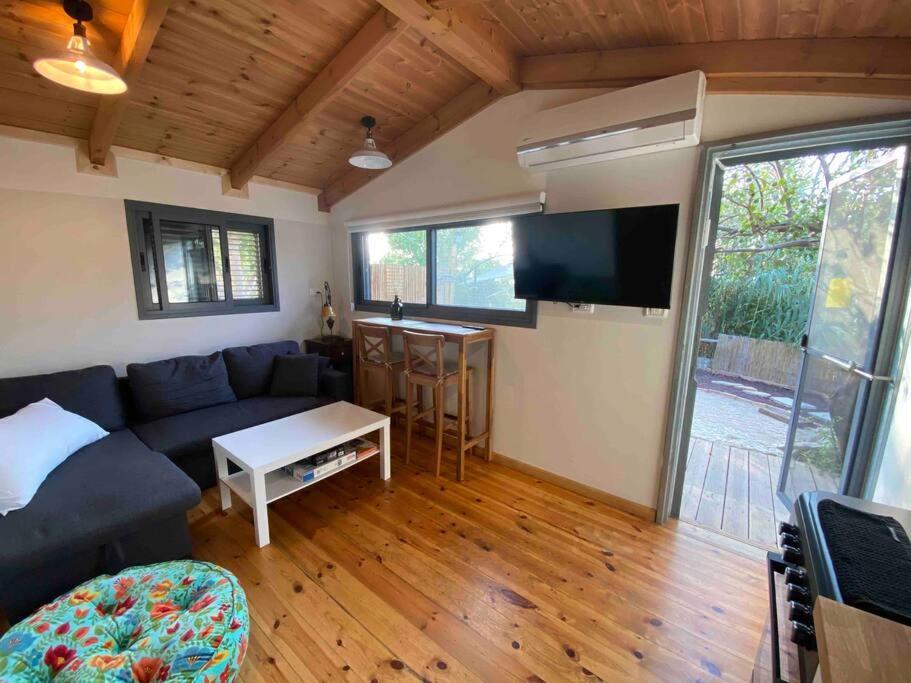 Bit Cabin Near The Airport Kfar Daniel Екстер'єр фото